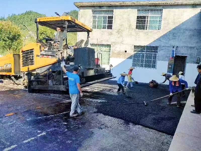 会同：黄泥村铺了油砂路提质人居环境