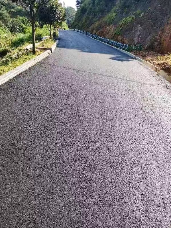 会同：黄泥村铺了油砂路提质人居环境