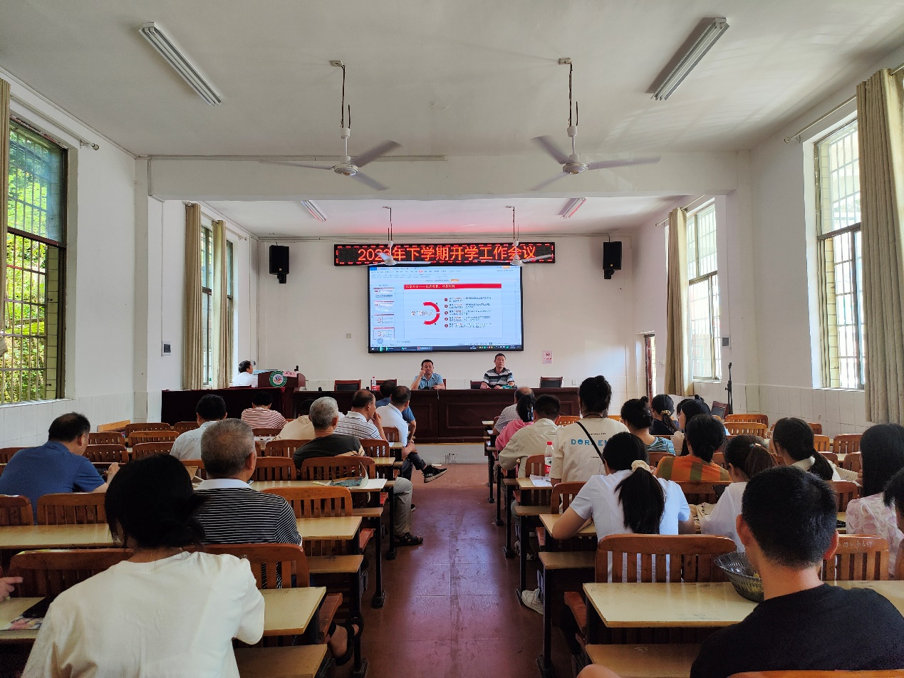 小溪市乡中学开展“以案为鉴知敬畏，同心共育护成长”宣讲