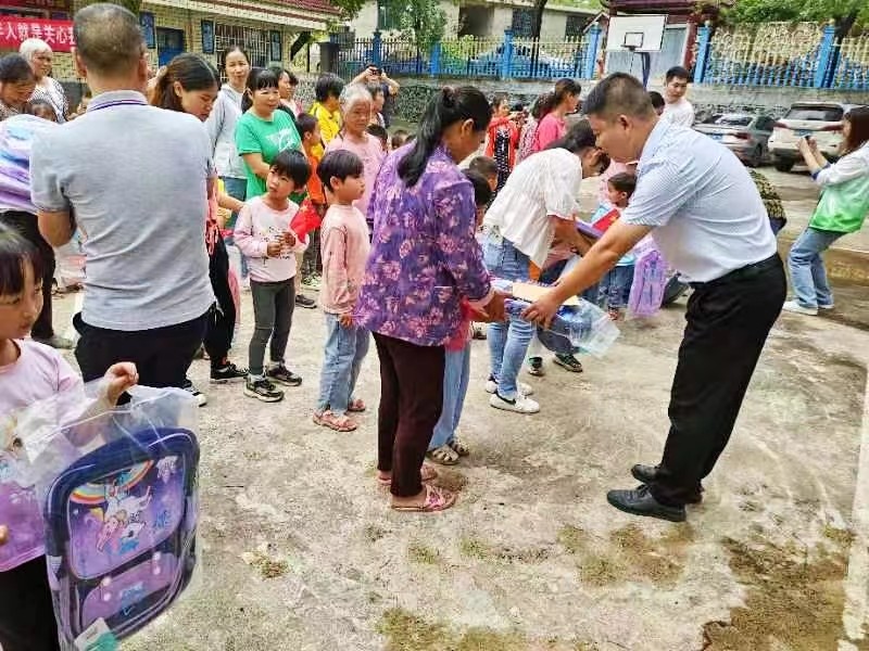 辰溪长田湾乡：捐资助学献爱心人大代表在行动