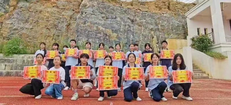 青春正当时 策马向未来