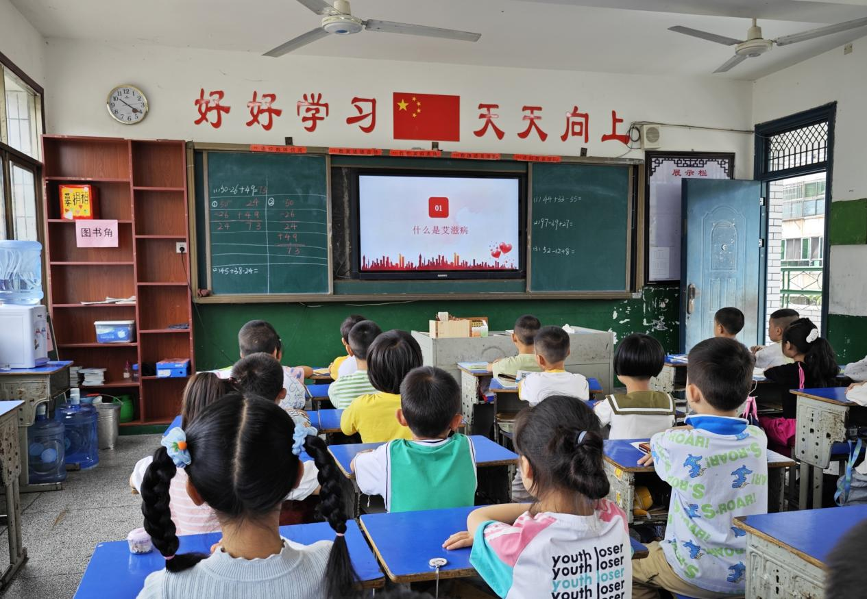 武冈市红星小学开展“预防艾滋病、结核病”宣传