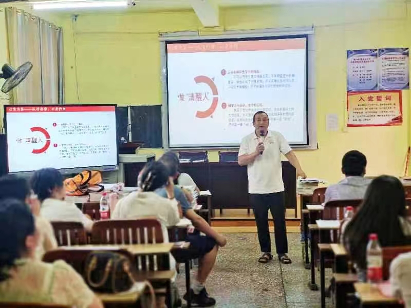 塘田市镇中心完全小学召开“护蕾行动”法制专题会议