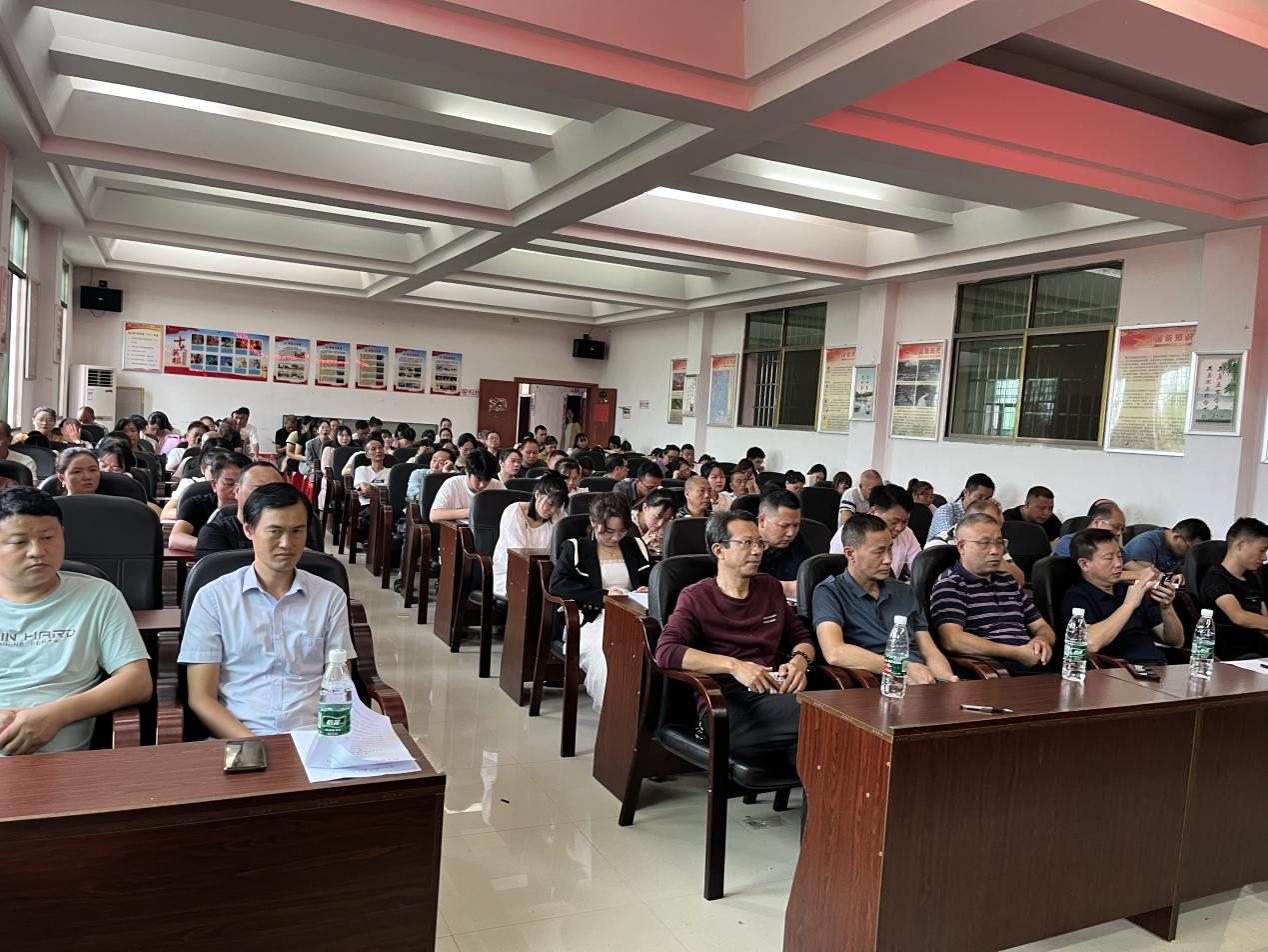 新宁县崀山镇召开表彰大会隆重庆祝教师节