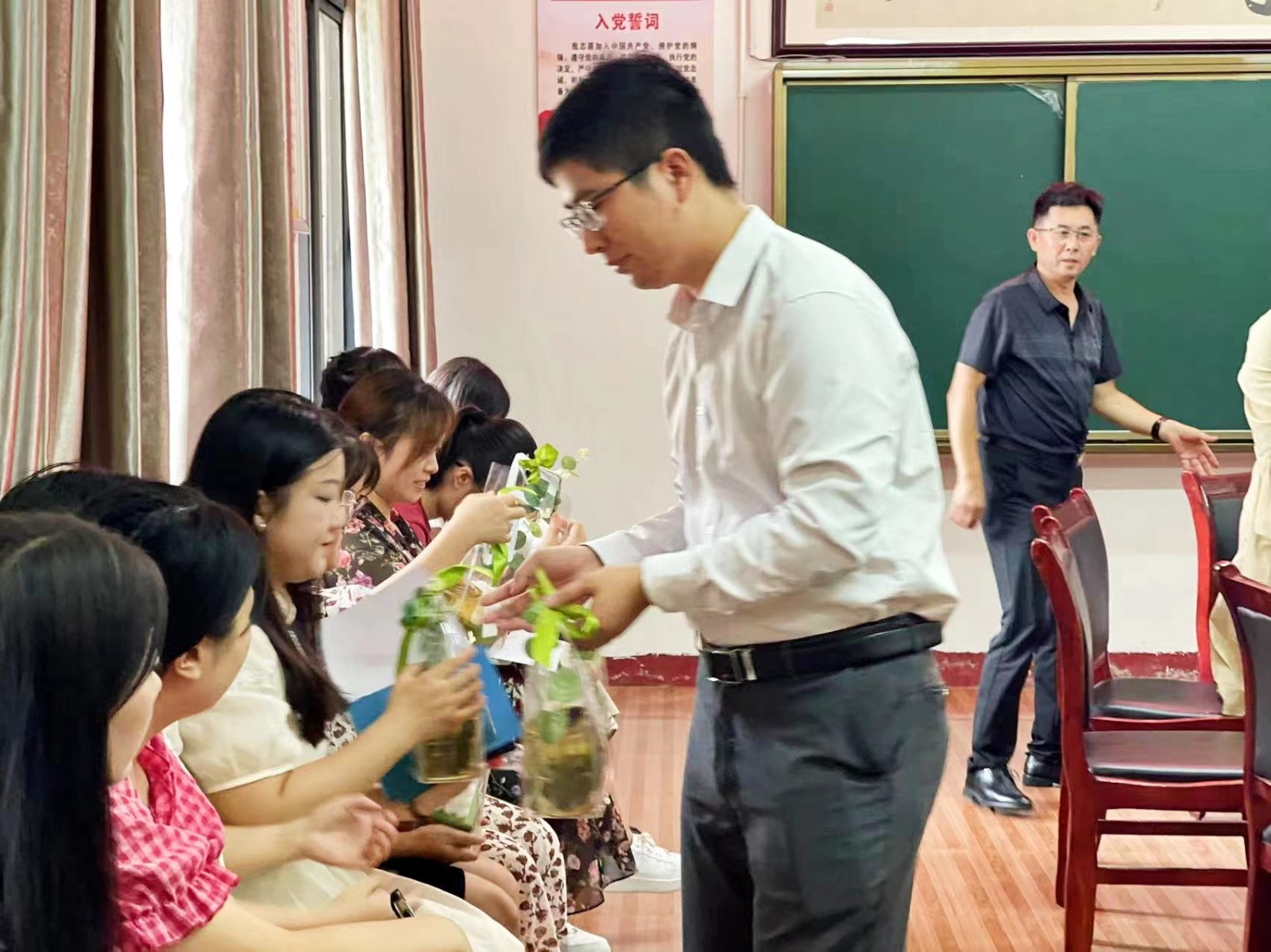 北塔小学召开庆祝第39个教师节教师座谈会