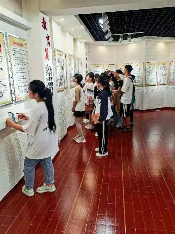 新宁：  金城学校组织学生到反邪教教育基地参观学习