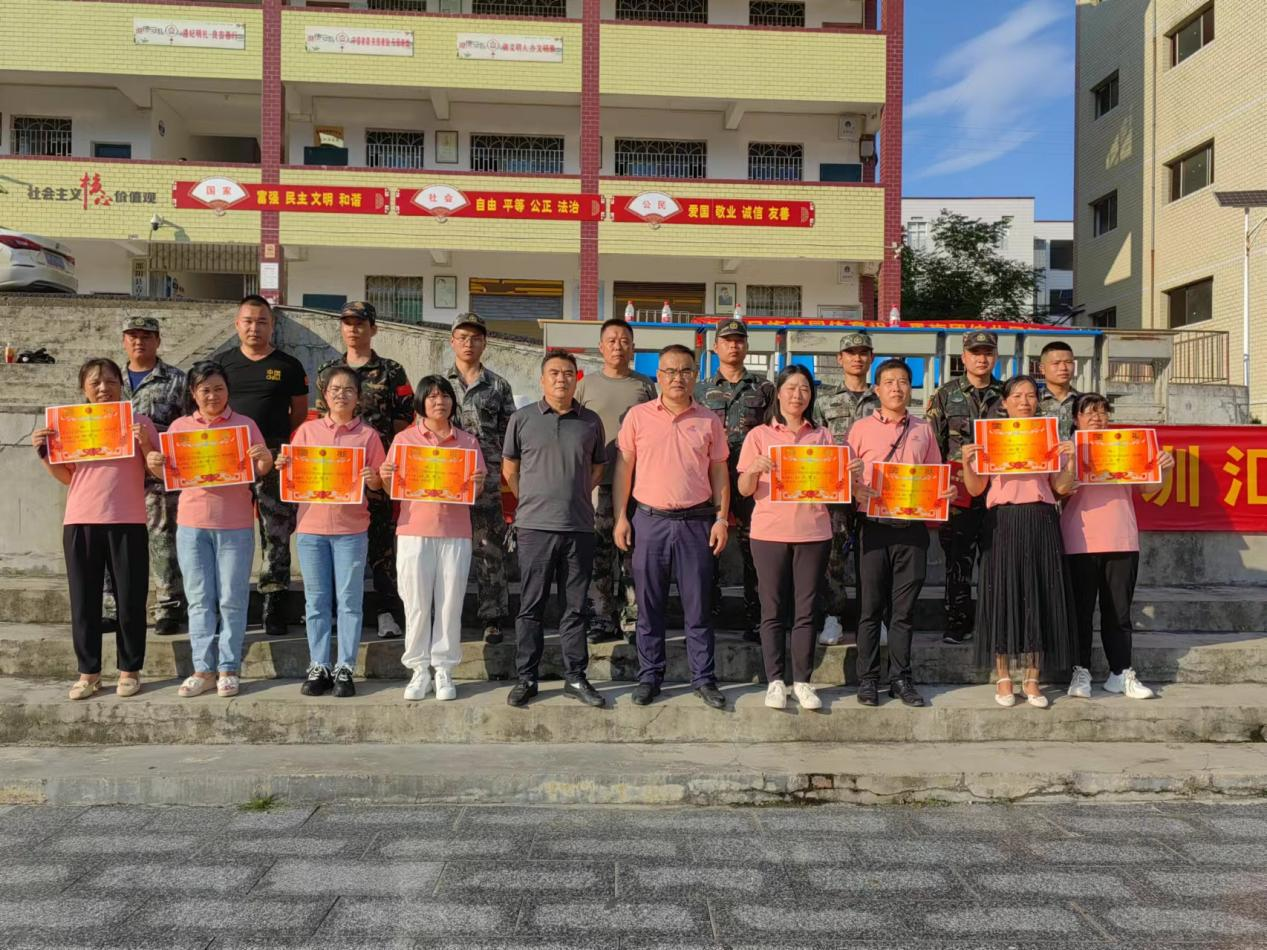 塘渡口中学举行学生军训汇报表演暨总结 表彰会