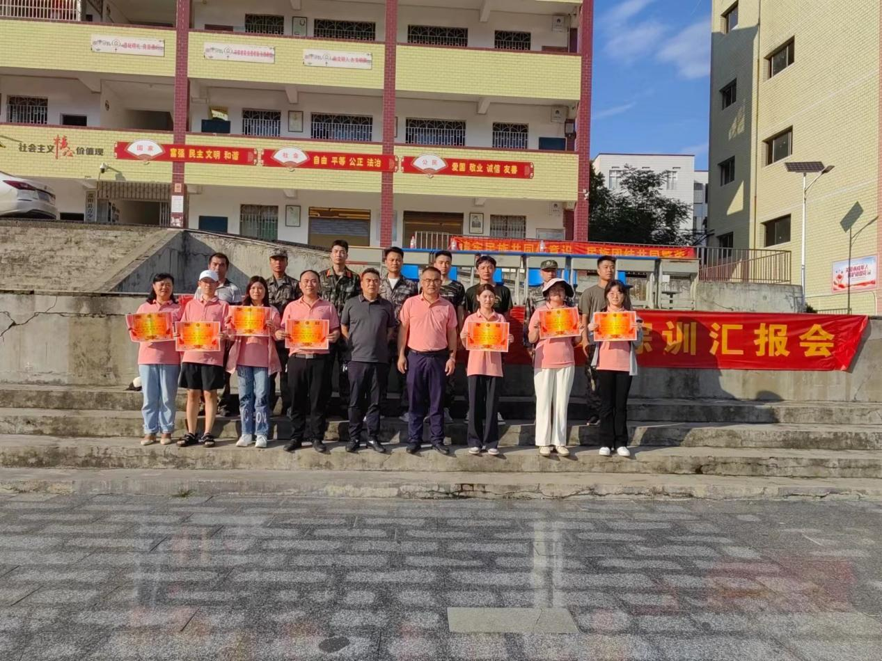 塘渡口中学举行学生军训汇报表演暨总结 表彰会