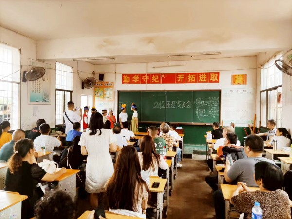 塘渡口镇玉田初级中学举行七年级家长开放日活动