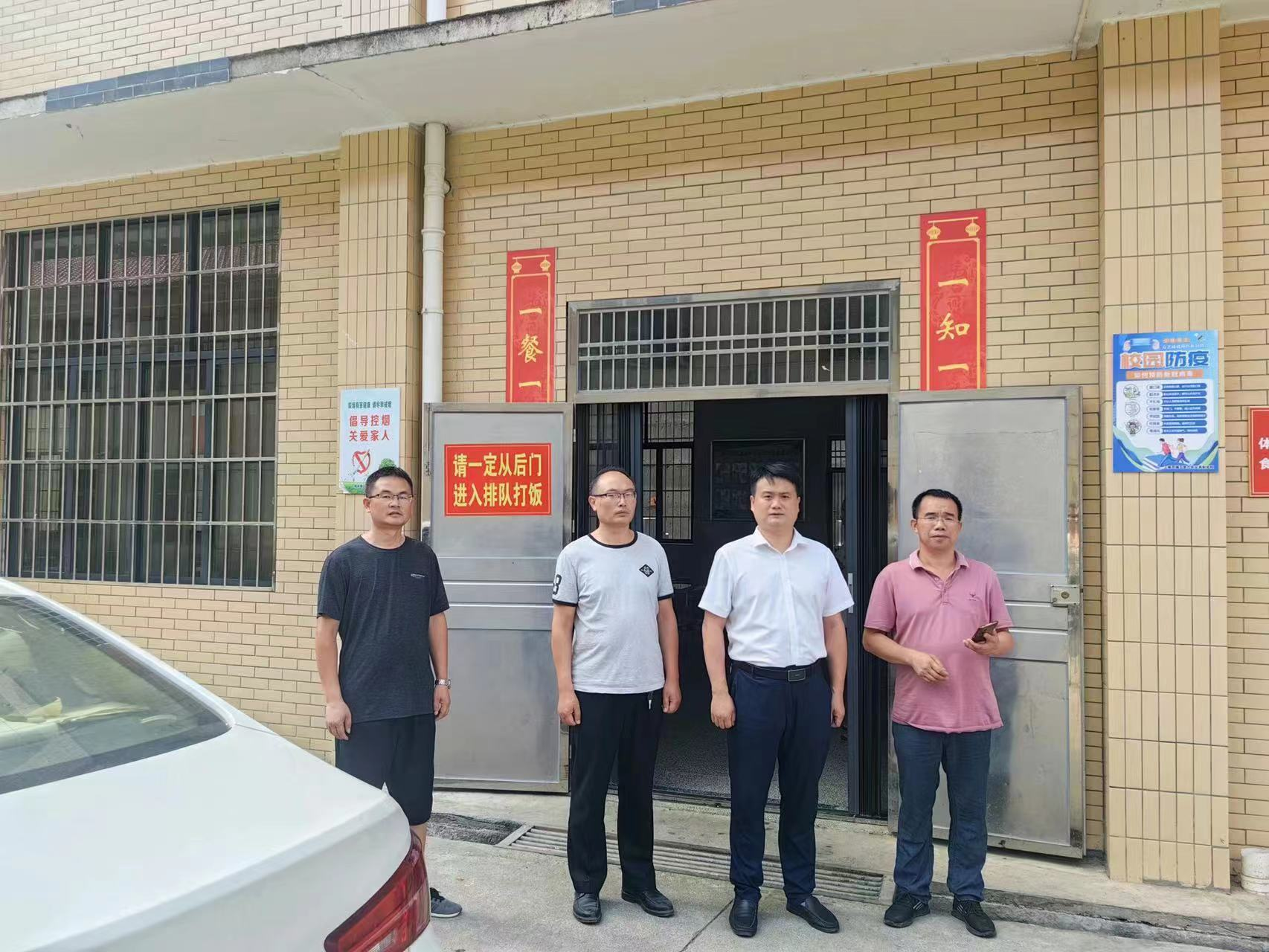 隆回县人民政府副县长汪启明检查学校食堂安全工作