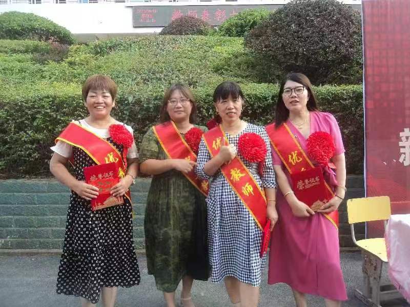 下花桥镇中学教师节重奖教师团队