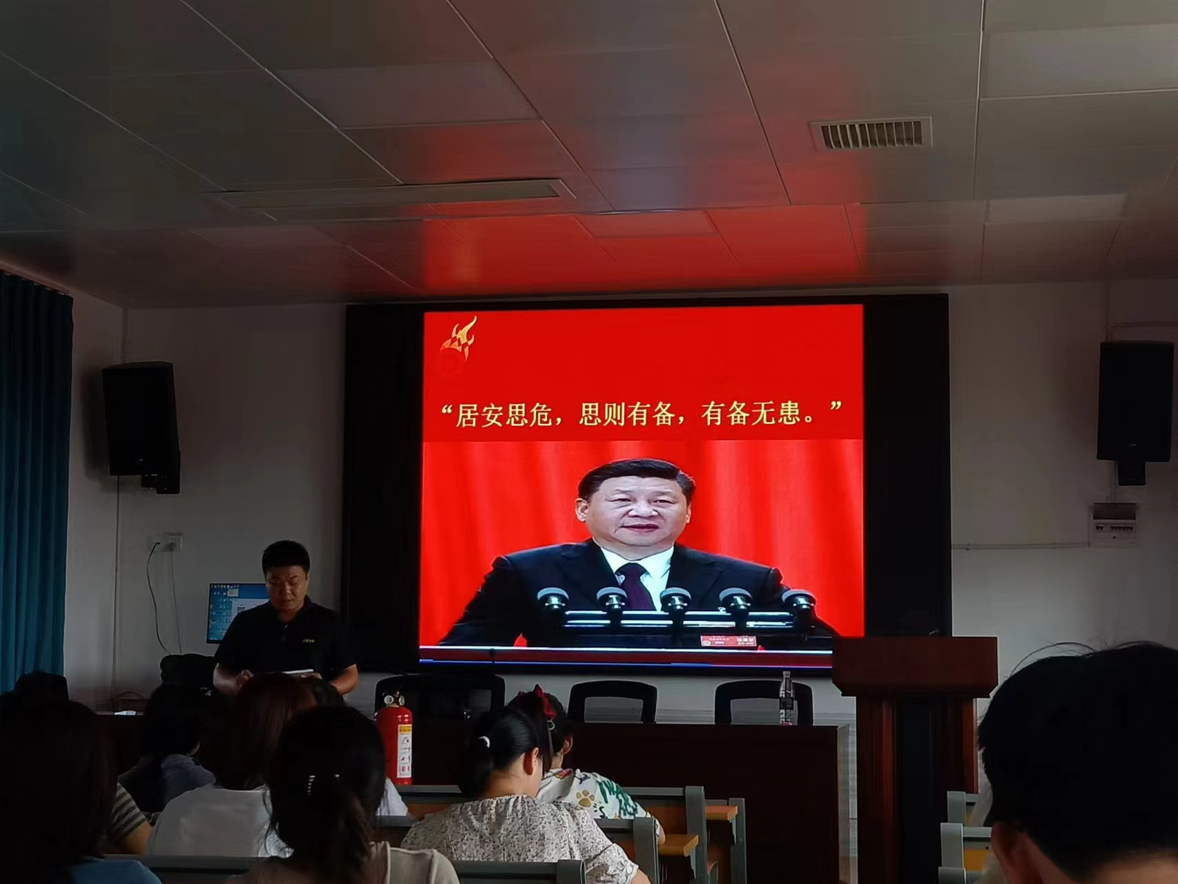 下花桥镇中心完全小学进行消防安全培训及师生消防安全疏散演练