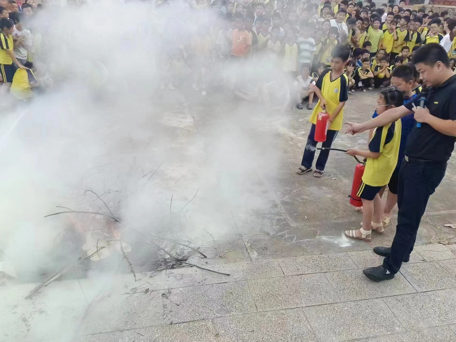 下花桥镇中心完全小学进行消防安全培训及师生消防安全疏散演练