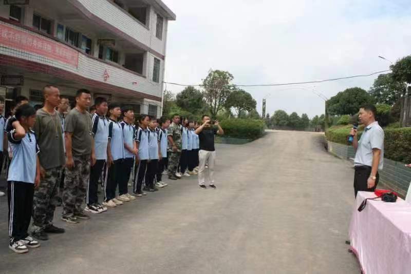 下花桥镇中学：阳光军训 护航开学