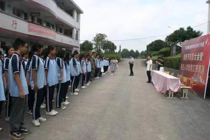 下花桥镇中学：阳光军训 护航开学