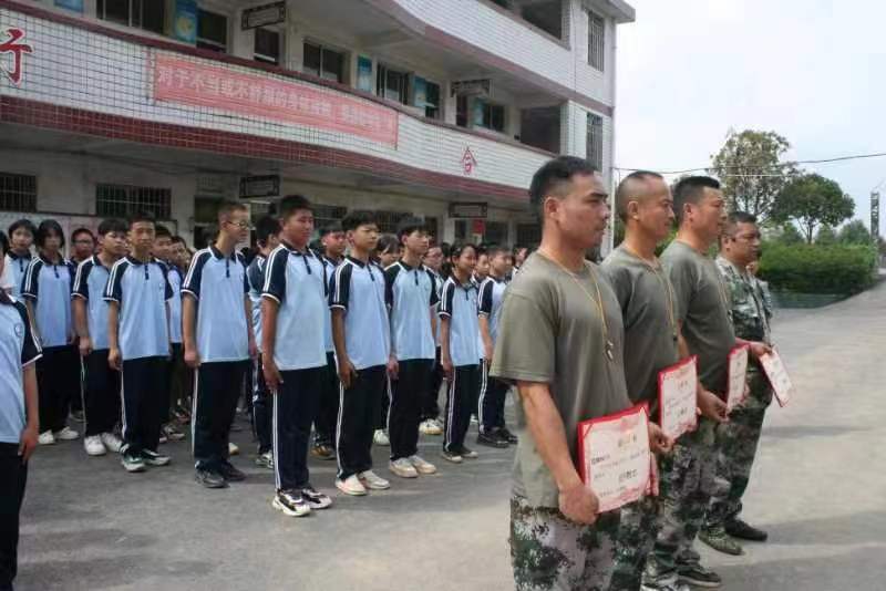 下花桥镇中学：阳光军训 护航开学
