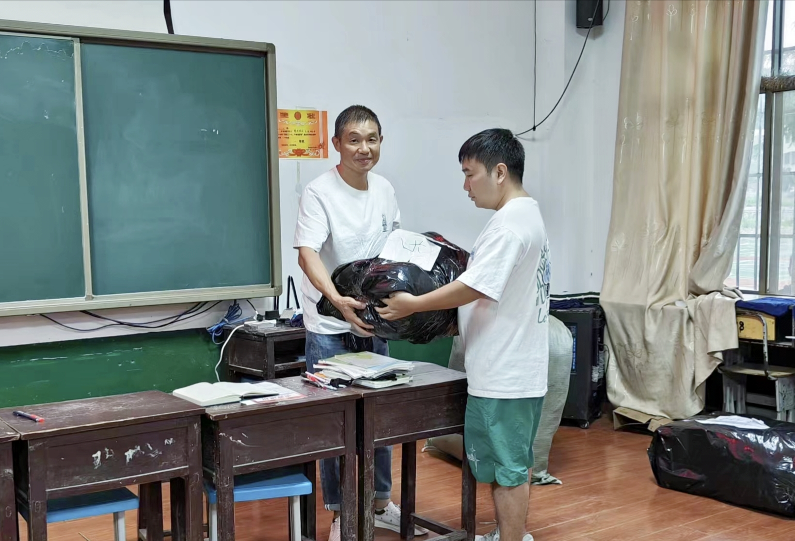 校服捐赠暖人心，爱心善举显真情