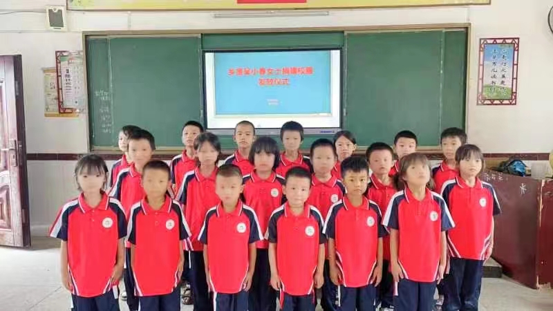 校服捐赠暖人心，爱心善举显真情