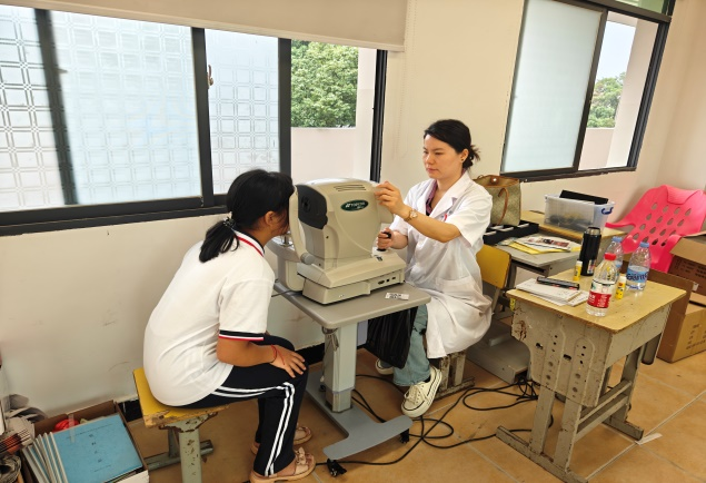 中国东方在塘田市镇中学展“校园瞳爱行动”