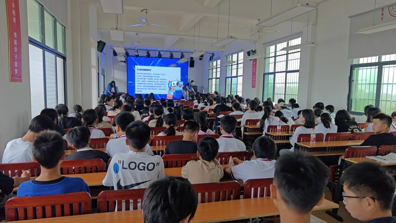中国东方在塘田市镇中学展“校园瞳爱行动”