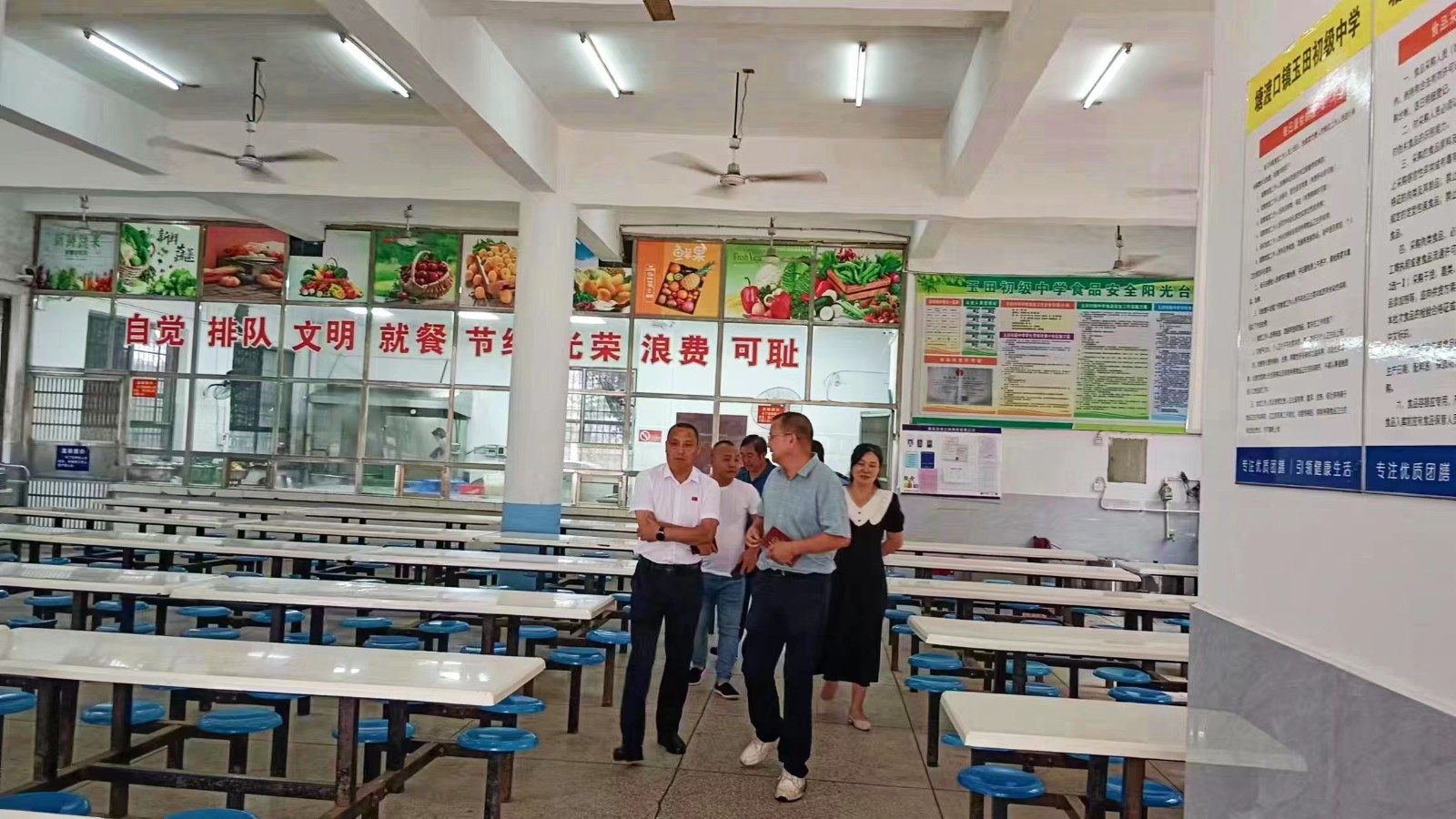 县委办主任李卫军督查玉田中学 食堂食品安全工作