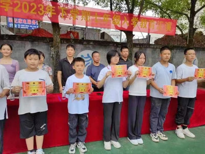 雏鹰展翅迎风而上