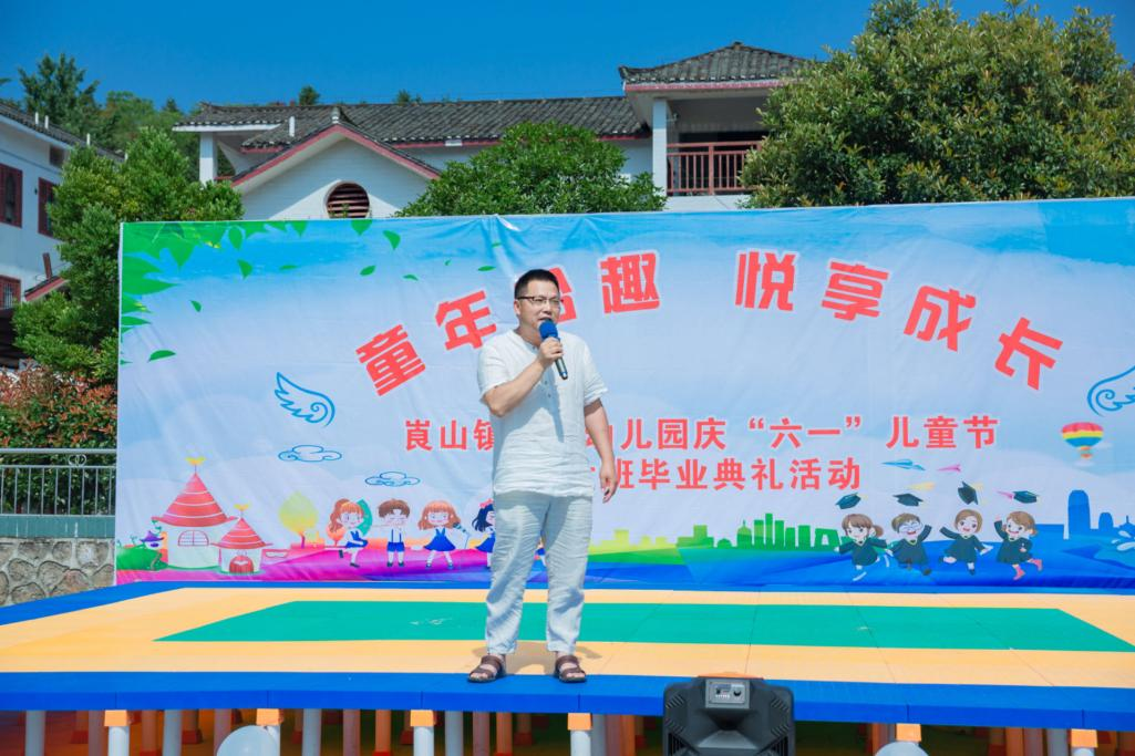 扎根农村三十载，只为桃李竞相开