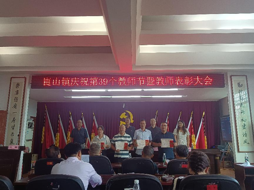 扎根农村三十载，只为桃李竞相开