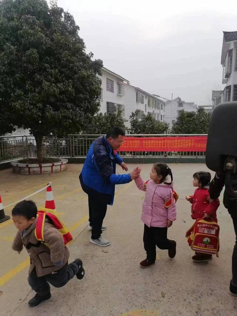 扎根农村三十载，只为桃李竞相开