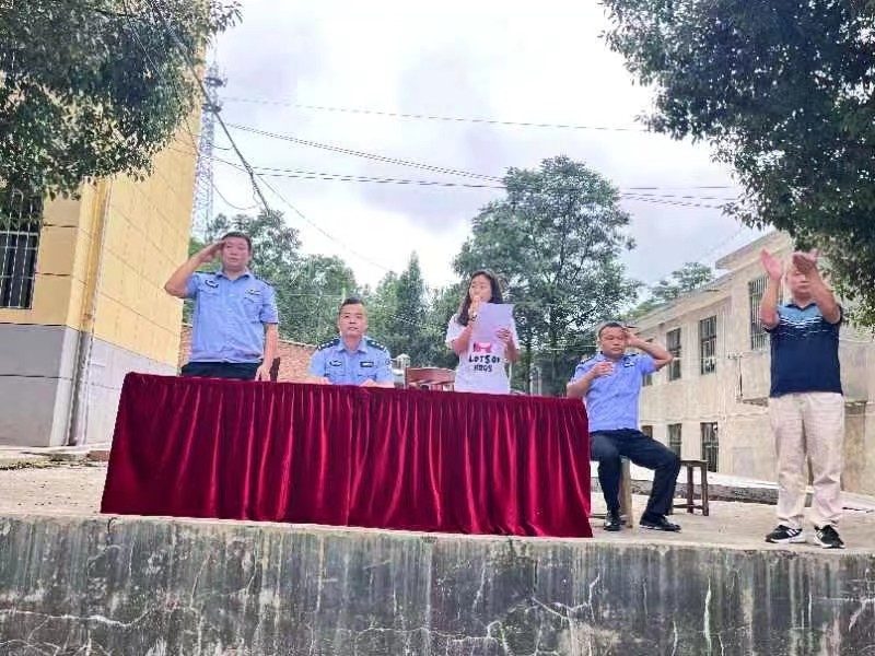 法治进校园  同心护未来