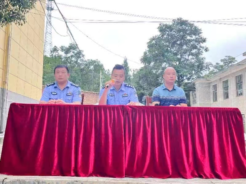 法治进校园  同心护未来