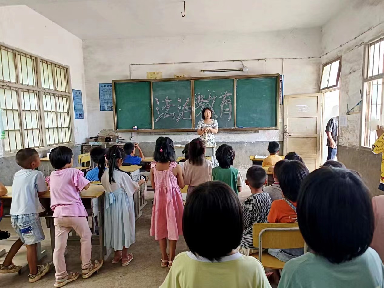 下花桥镇徐家小学：法制教育进校园