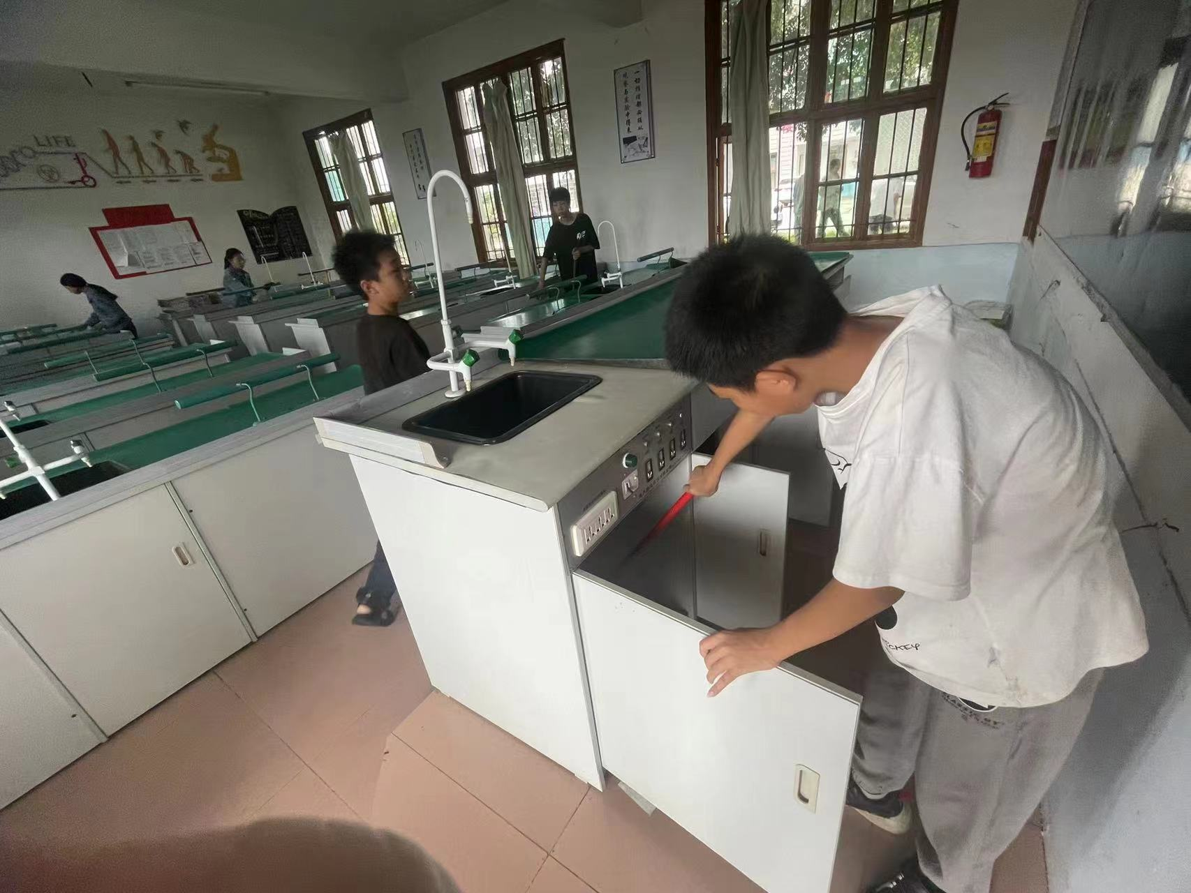 新宁县崀山镇窑市中学 开展“校园环境大整治”