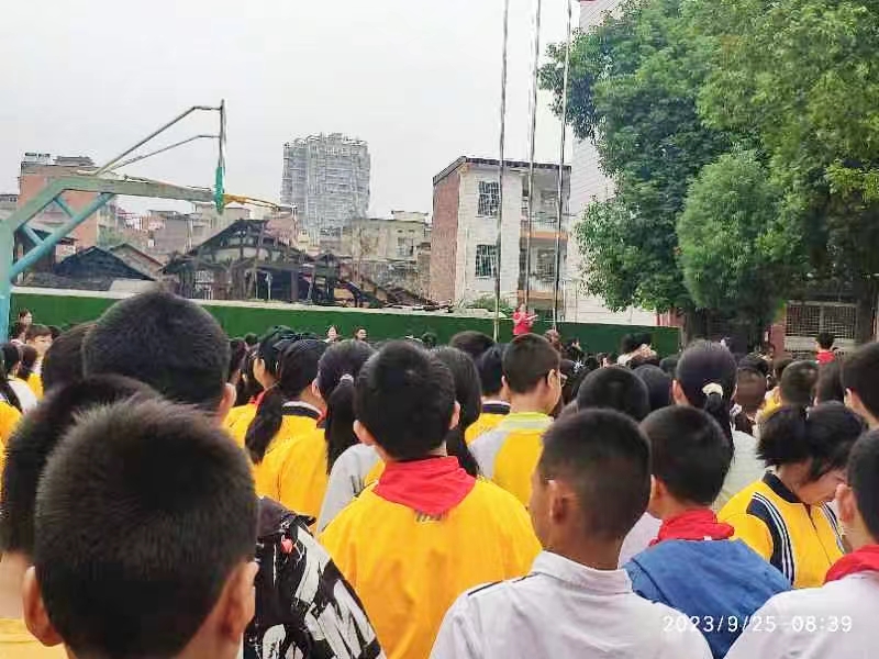 武冈市红星小学周会课举行“利剑护蕾”、防溺水安全教育