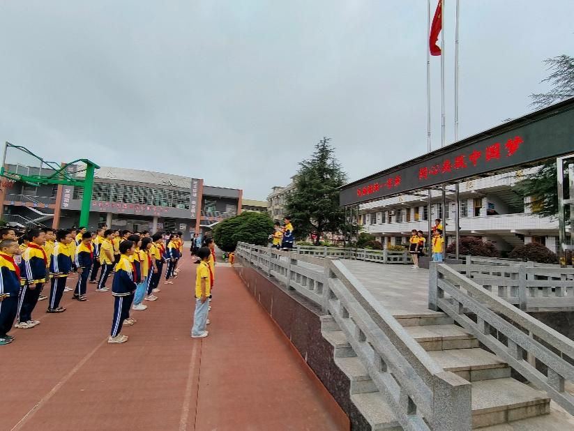 白仓镇中心完小开展“民族团结一家亲，同心共筑中国梦”主题讲座