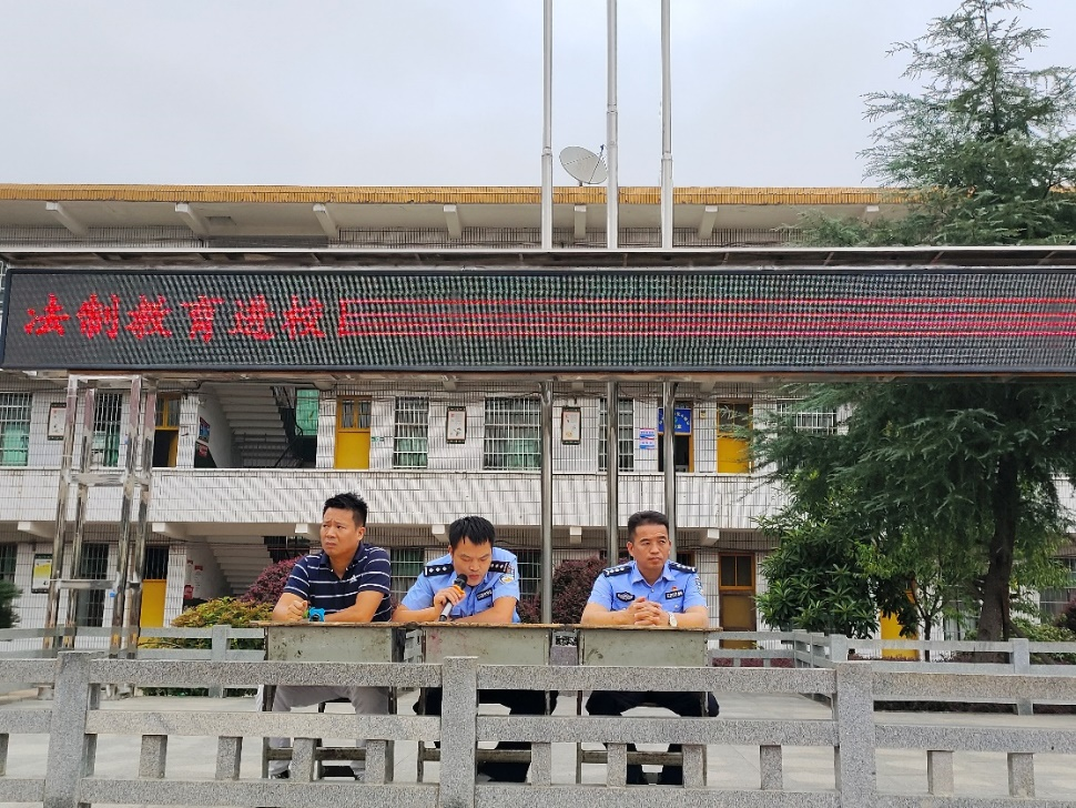 法制校长进校园