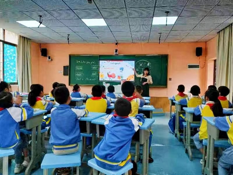 教以潜心  研以致远