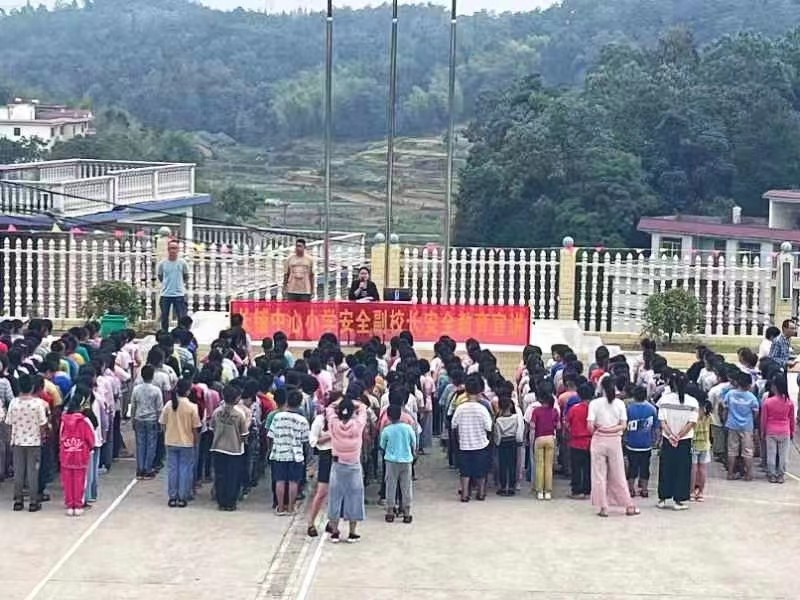 安全意识天天有   校园生活乐悠悠