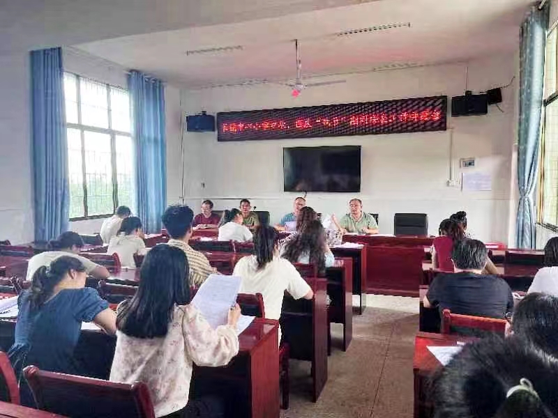 三阁司镇长铺中心小学召开“双节”期间安全工作部署会