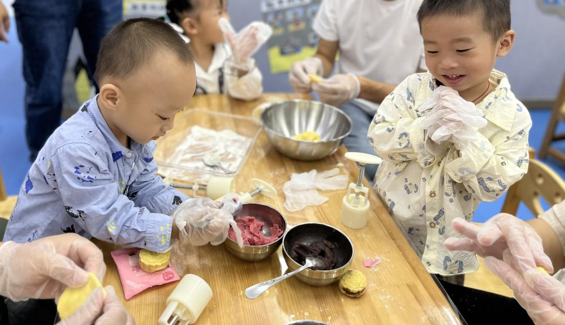 新宁县幼儿园开展“盛世华诞，情满中秋”主题系列活动