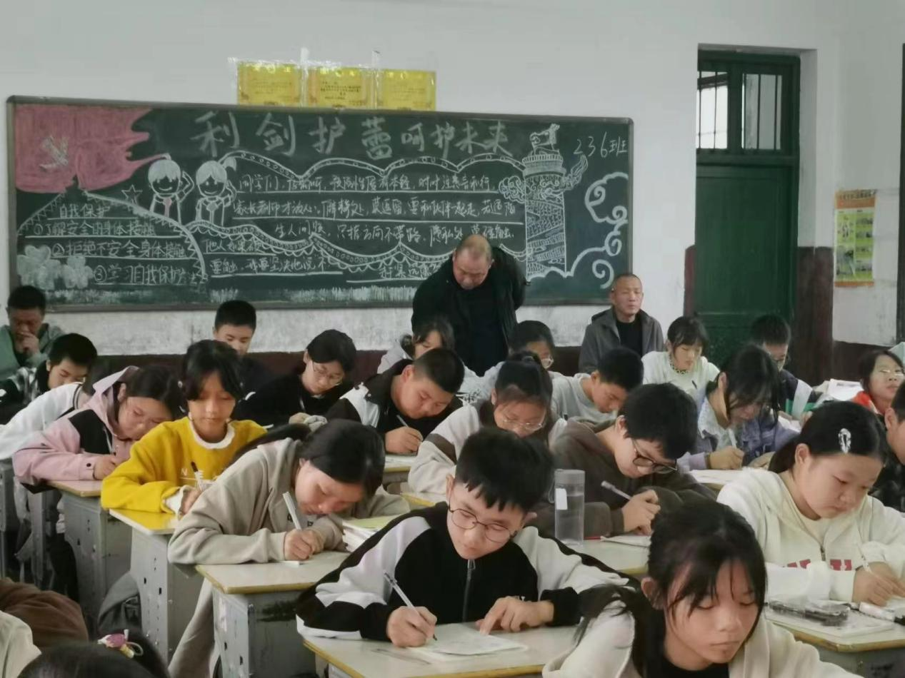 推门听课抓常规 多彩课堂展新颜