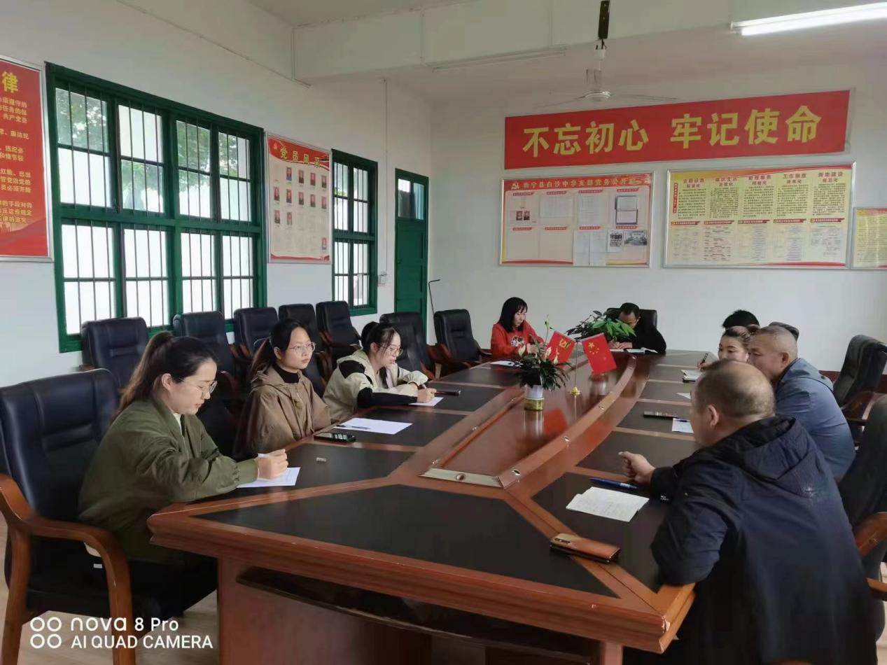 推门听课抓常规 多彩课堂展新颜