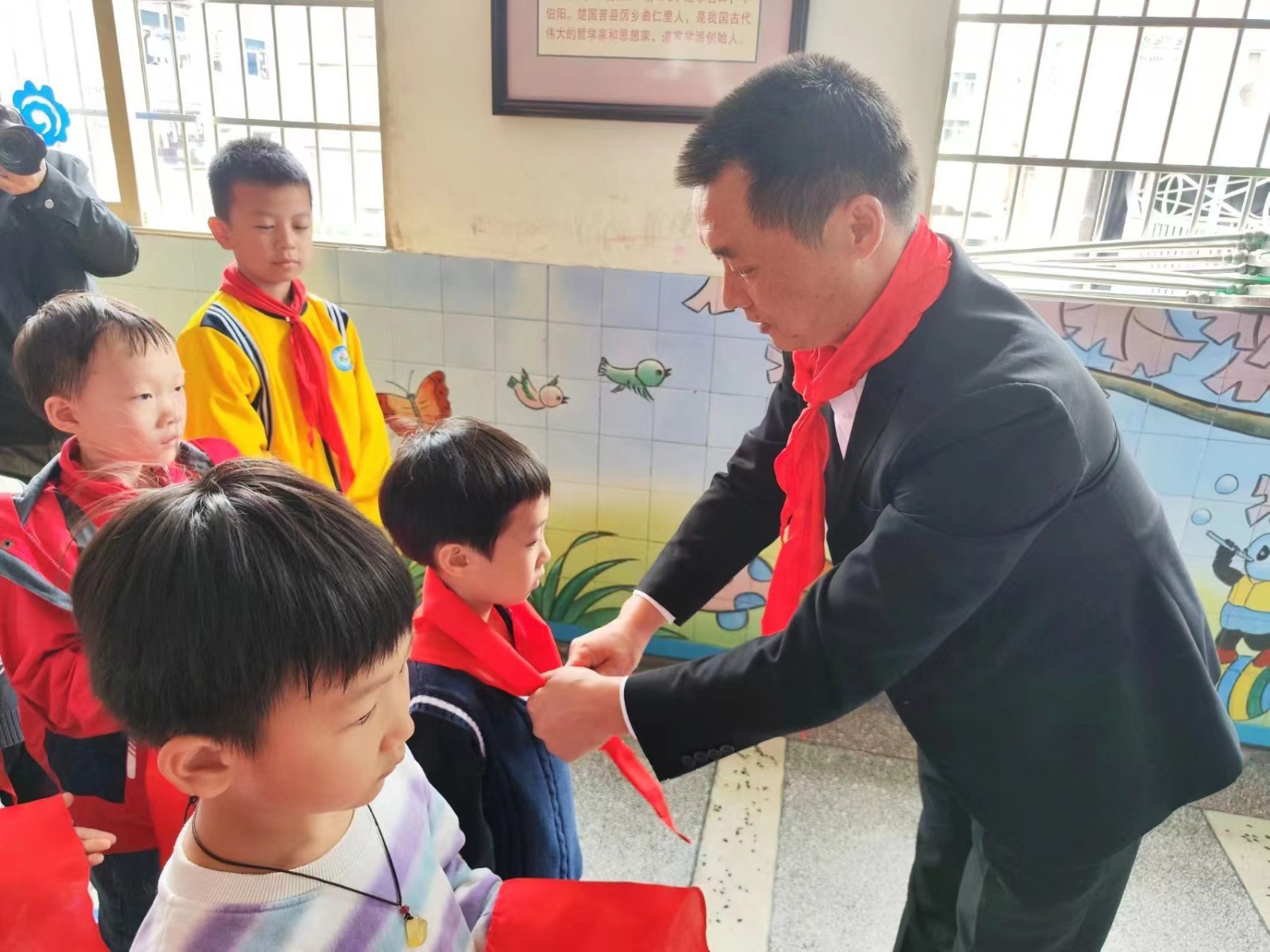 红领巾心向党，争做好队员