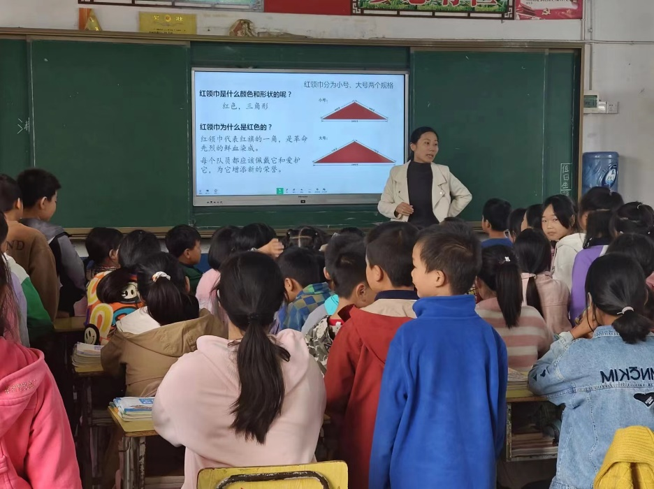 白仓镇新建中学开展了“争做新时代好队员”主题队日活动暨新队员入队仪式