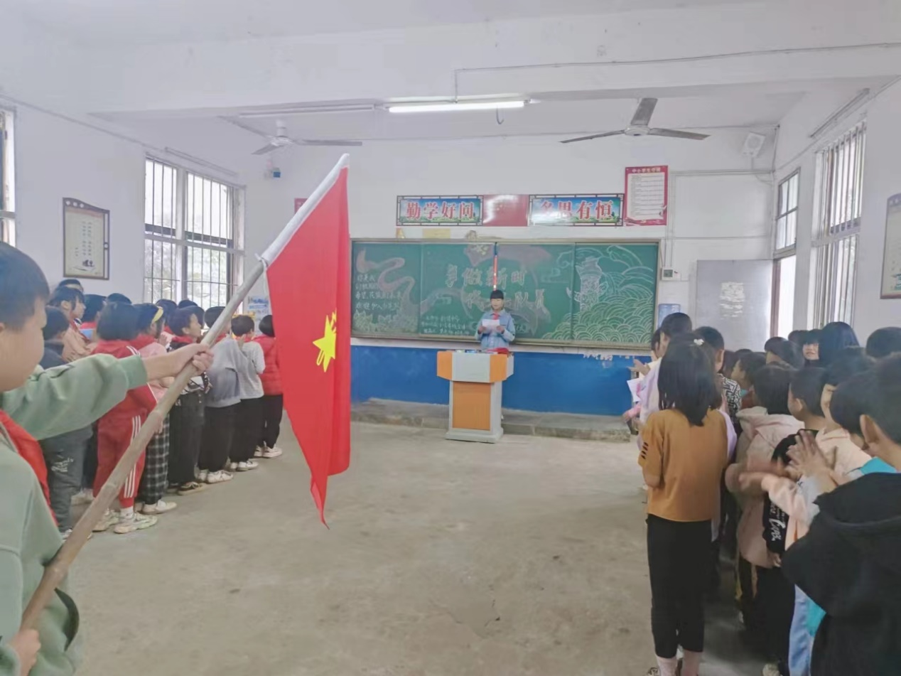 白仓镇新建中学开展了“争做新时代好队员”主题队日活动暨新队员入队仪式