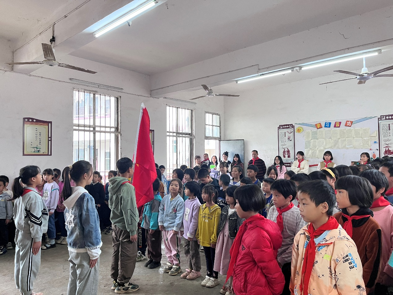白仓镇新建中学开展了“争做新时代好队员”主题队日活动暨新队员入队仪式