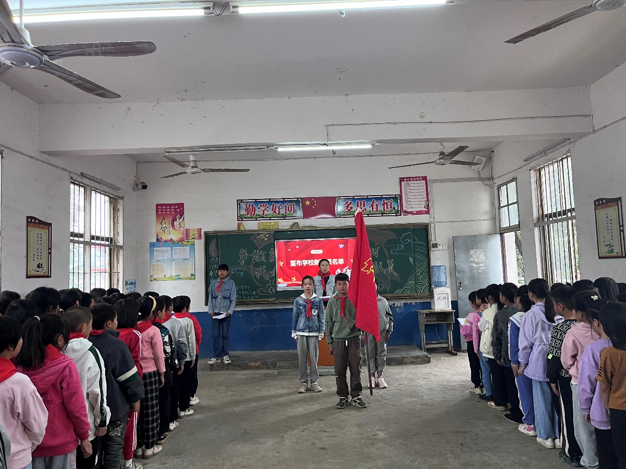 白仓镇新建中学开展了“争做新时代好队员”主题队日活动暨新队员入队仪式