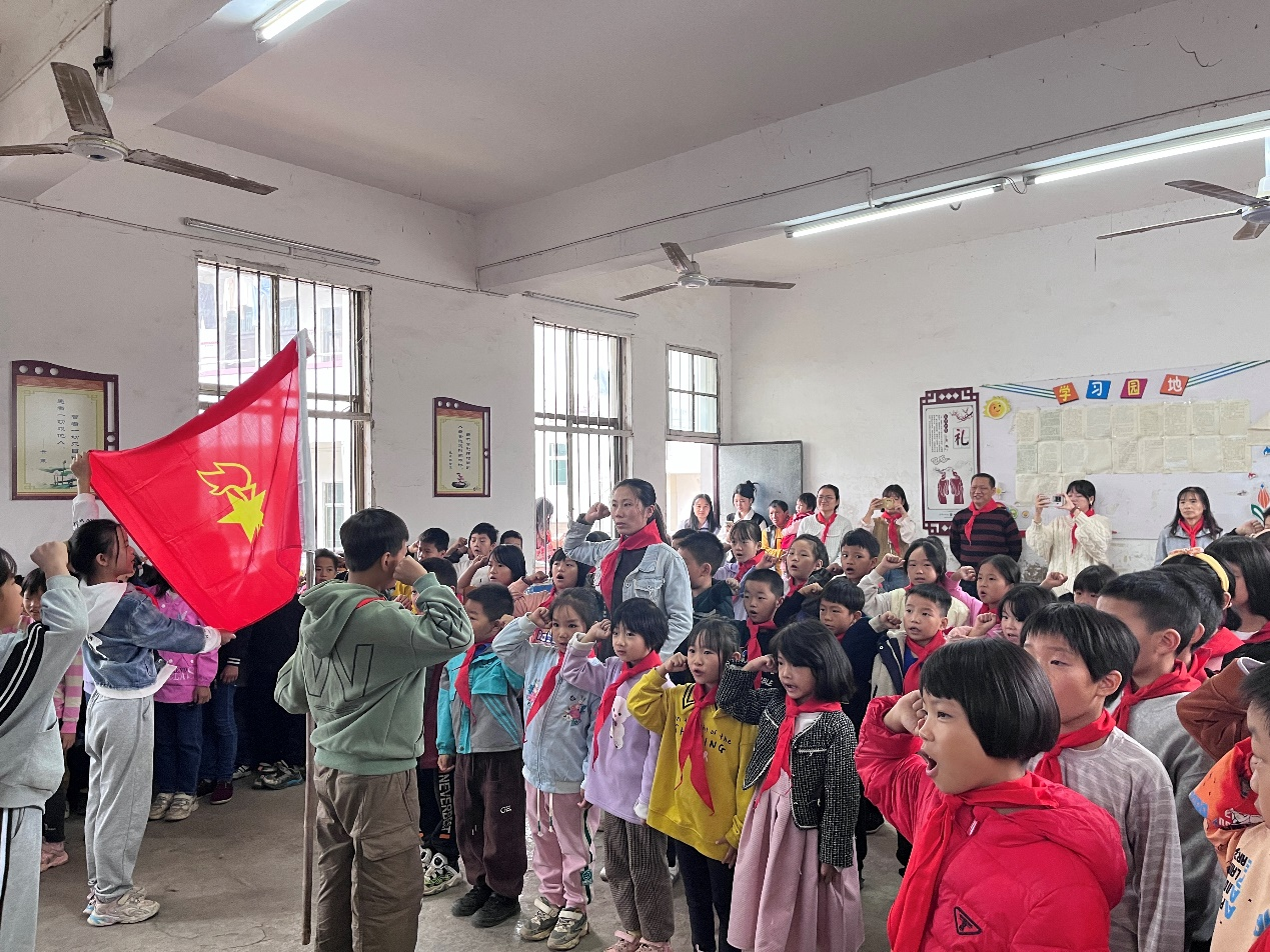 白仓镇新建中学开展了“争做新时代好队员”主题队日活动暨新队员入队仪式