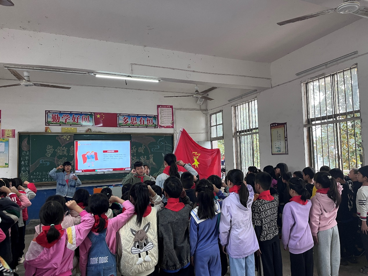 白仓镇新建中学开展了“争做新时代好队员”主题队日活动暨新队员入队仪式