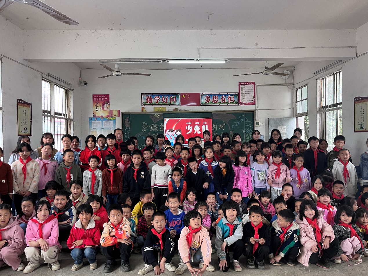 白仓镇新建中学开展了“争做新时代好队员”主题队日活动暨新队员入队仪式